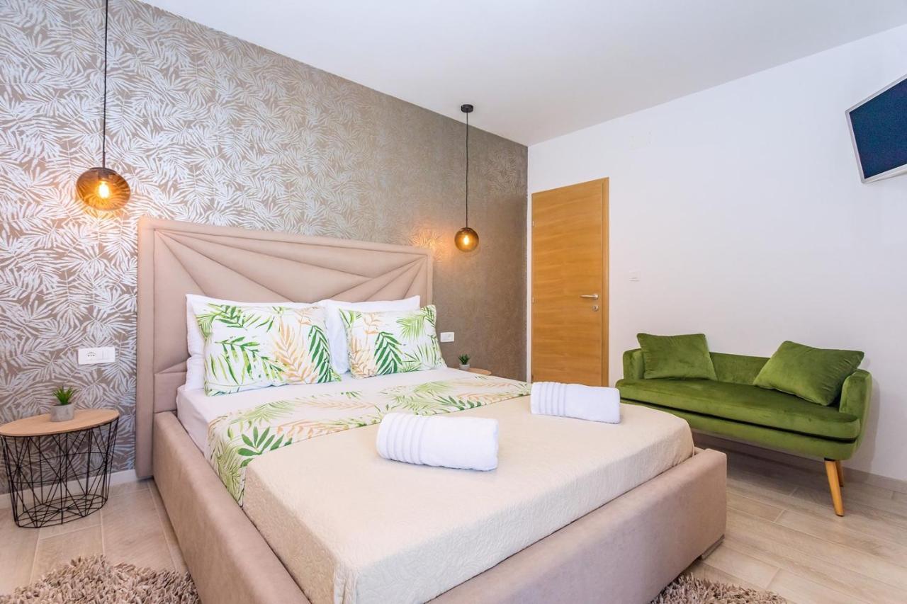Villa Matan - Only 200M From The Sandy Beaches, Private 28M2 Pool Omiš Quarto foto